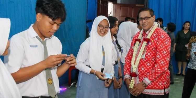 Pjs Wali Kota Bagikan Kartu Tanda Penduduk Elektronik Pemula dan Kartu Identitas Anak