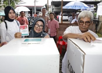 Wali Kota dr Susanti Bersama Ketua Dekranasda Nyoblos di TPS 04 Pilkada Serentak Tahun 2024