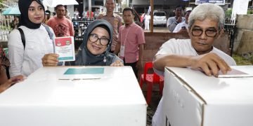 Wali Kota dr Susanti Bersama Ketua Dekranasda Nyoblos di TPS 04 Pilkada Serentak Tahun 2024