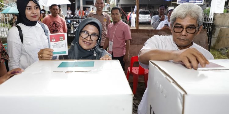 Wali Kota dr Susanti Bersama Ketua Dekranasda Nyoblos di TPS 04 Pilkada Serentak Tahun 2024