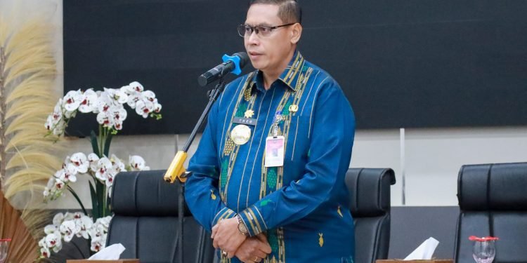 Pjs Wali Kota Pimpin Apel Pagi Sekaligus Penyerahan SK Pensiun Kepada 11 ASN