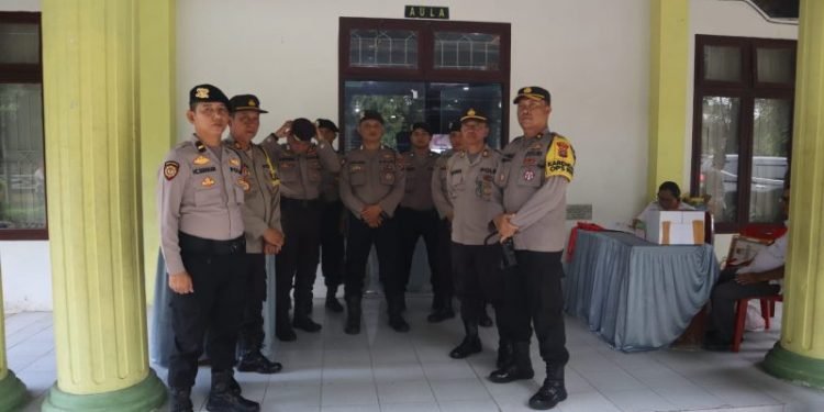 Personel Polres Langkat Amankan Penghitungan dan Rekapitulasi Suara di Gedung Pegnasos