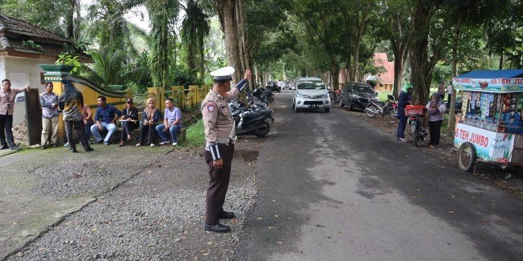 Personel Polres Langkat Amankan Penghitungan dan Rekapitulasi Suara di Gedung Pegnasos