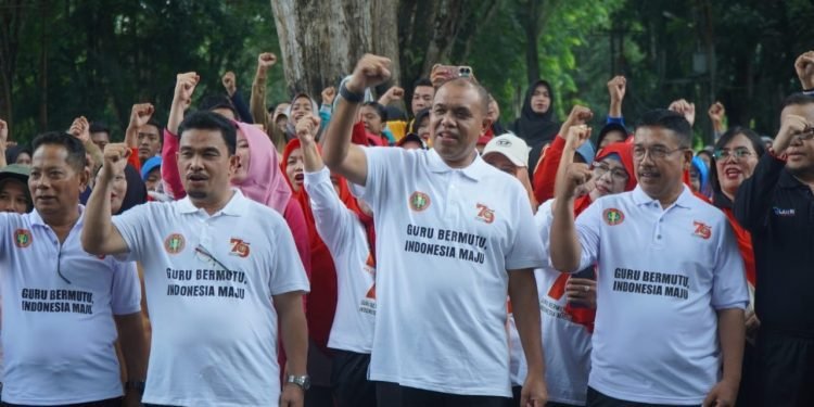 Pj. Bupati Langkat Faisal Hasrimy Lepas Ribuan Guru dalam Gerak Jalan Santai HUT PGRI ke-79