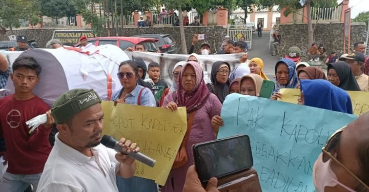 Puluhan warga Bandar Masilam II Tuntut Kapolres Simalungun Bebaskan Nurpadilah