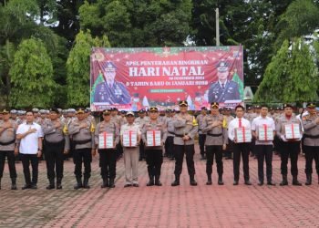 Kapolres Langkat Serahkan Bingkisan Natal ke ASN dan Personel Beragama Kristen
