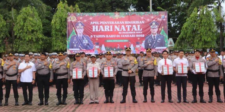 Kapolres Langkat Serahkan Bingkisan Natal ke ASN dan Personel Beragama Kristen