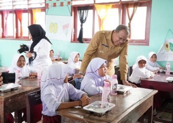 Pj Bupati Langkat Dampingi Ketua TP PKK Sumut Pantau Pemberian Makan Gratis untuk Siswa SD: Dukung Program Makanan Bergizi Gratis Presiden RI