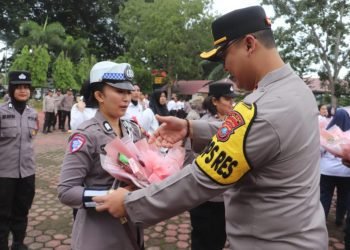 Spesial Hari Ibu, Kapolres Langkat Berikan Apresiasi untuk Polwan dan PHL Wanita