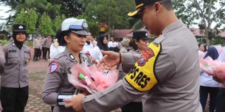 Spesial Hari Ibu, Kapolres Langkat Berikan Apresiasi untuk Polwan dan PHL Wanita