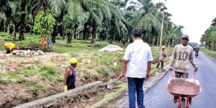 Bupati Simalungun Radiapoh Sinaga Tinjau Perbaikan Jalan Jawa Maraja Bah Jambi – Simpang Nagojor