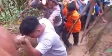 Banjir Bandang di Simalungun, Polres Simalungun Bersinergi Evakuasi Dua Korban Meninggal