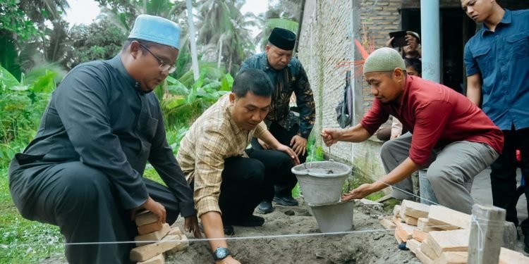Berkah Jum’at, Pj. Bupati Heri Wahyudi Berikan Bantuan Bedah Rumah Guru Ngaji