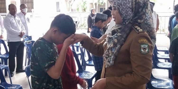 Herlina dan Dirut Perumda Tirta Uli Arianto ST MM serta Tim Ramadhan Berbagi di Panti Asuhan (PA) Taruna Melati