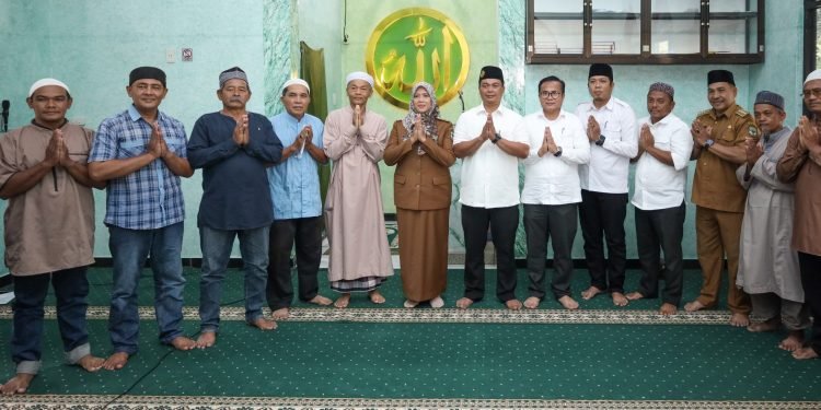 Wakil Wali Kota Pematangsiantar Herlina bersama Dirut Perumda Tirta Uli Arianto ST MM dan Tim Ramadhan Berbagi Perumda Tirta Uli Kunjungi Masjid Al-Fatih