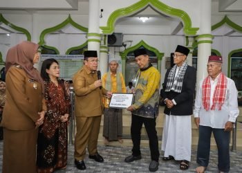 Wali Kota Pematangsiantar Wesly Silalahi SH MKn dan Wakil Wali Kota Herlina Serahkan Bantuan Dana Hibah Sebesar Rp. 20 juta ke Masjid Al-Hanif