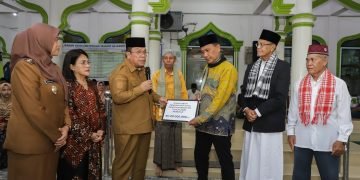 Wali Kota Pematangsiantar Wesly Silalahi SH MKn dan Wakil Wali Kota Herlina Serahkan Bantuan Dana Hibah Sebesar Rp. 20 juta ke Masjid Al-Hanif