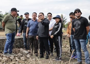 Wesly Silalahi bersama Ketua TP PKK Kota Pematangsiantar Liswati Sinaga Kembali Tinjau Pembenahan Stadion Sang Naualuh