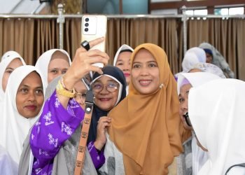 Herlina bersama PD Wanita Islam Kota Pematangsiantar Menunaikan Sholat Tasbih di Masjid Raya