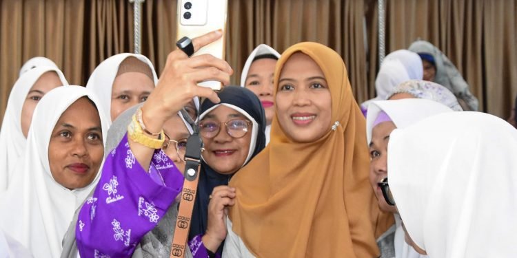 Herlina bersama PD Wanita Islam Kota Pematangsiantar Menunaikan Sholat Tasbih di Masjid Raya