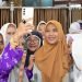 Herlina bersama PD Wanita Islam Kota Pematangsiantar Menunaikan Sholat Tasbih di Masjid Raya