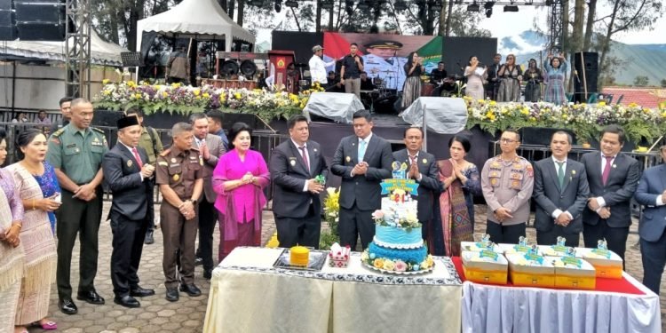 Wakil Bupati Simalungun Hadiri Perayaan Hari Jadi Ke-21 Kabupaten Samosir