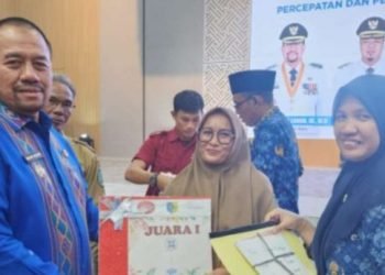 Bupati Bersama Bapenda Batu Bara Serahkan Berkas SPPT PBB-P2