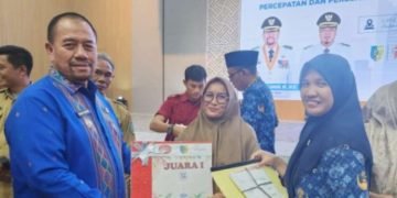 Bupati Bersama Bapenda Batu Bara Serahkan Berkas SPPT PBB-P2