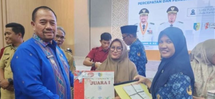 Bupati Bersama Bapenda Batu Bara Serahkan Berkas SPPT PBB-P2
