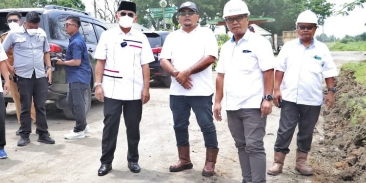 Bupati Simalungun Tinjau Kegiatan Pengerasan Jalan Oleh PTPN IV