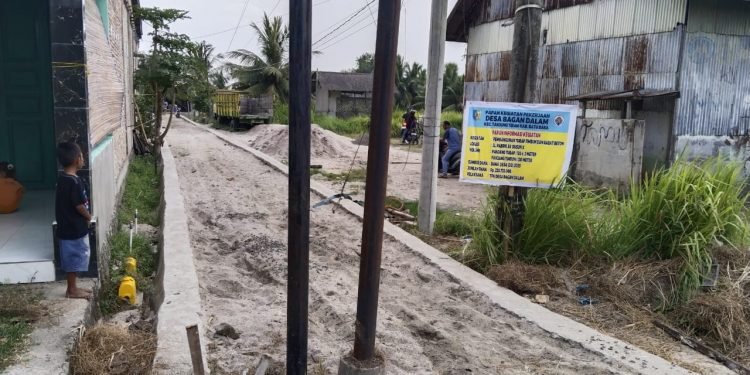 Anggota DPRD Batu Bara dari PKB Khairul Aswad Minta PT Telkom Segera Pindahkan Tiang dari Bahu Jalan