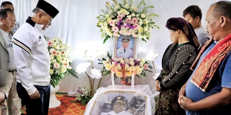 Bupati Simalungun Anton Saragih Melayat Kerumah Duka Camat Pematang Silimahuta