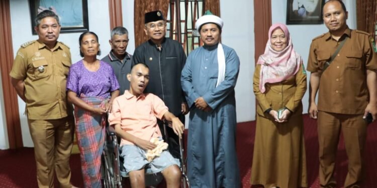 Ulurkan Tangan Kemanusiaan, Bupati Simalungun Bantu Kursi Roda untuk Jayaman Rajagukguk