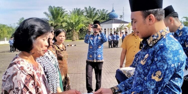 30 ASN Masa Purna Bhakti di Pemkab Simalungun Terima Tali Asih Korpri, Wakil Bupati: “Terima kasih telah menjadi ASN Berintegritas, Profesional, dan Berakhlak