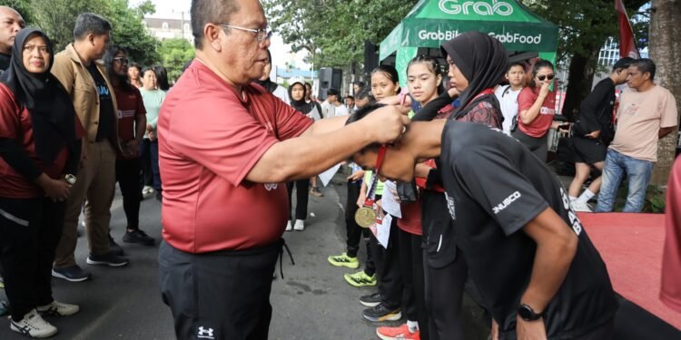 Wesly Silalahi Lepas Peserta Gempita Kemerdekaan Run ‘Agak Lari Kelen’