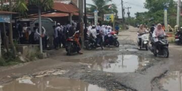 Miris!! Jalan Besar Menuju Desa Ujung Kubu Bak Kubangan Kerbau, Tokoh Masyarakat Curhat di Medsos