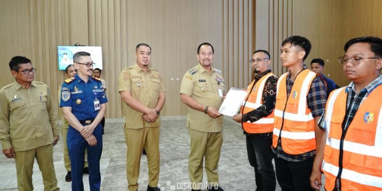 Tingkatkan Kualitas SDM, Bupati Batu Bara Serahkan 60 Sertifikat Kompetensi K3