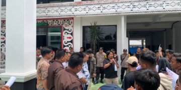 Terobos Masuk Kantor : Kajari Simalungun Janjikan Tanggal 17 Oktober 2025 Kasus Selesai !!!