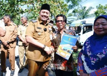Komitmen Dukung Pendidikan, Bupati dan Wabup Batu Bara Serahkan Puluhan Seragam Sekolah
