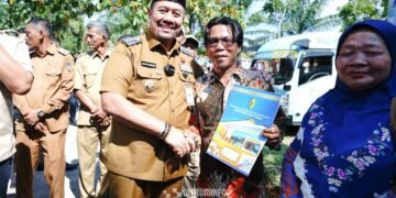 Komitmen Dukung Pendidikan, Bupati dan Wabup Batu Bara Serahkan Puluhan Seragam Sekolah