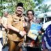 Komitmen Dukung Pendidikan, Bupati dan Wabup Batu Bara Serahkan Puluhan Seragam Sekolah