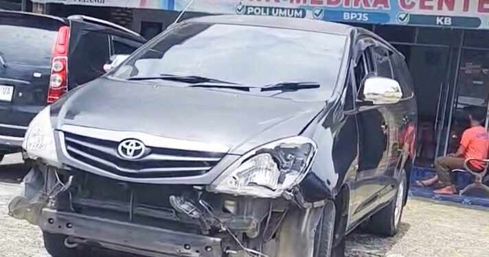 Hebat! Mobil Dinas Kalak BPBD Gunungsitoli Adiman Harefa “Tanduk” Bapak dan Anak