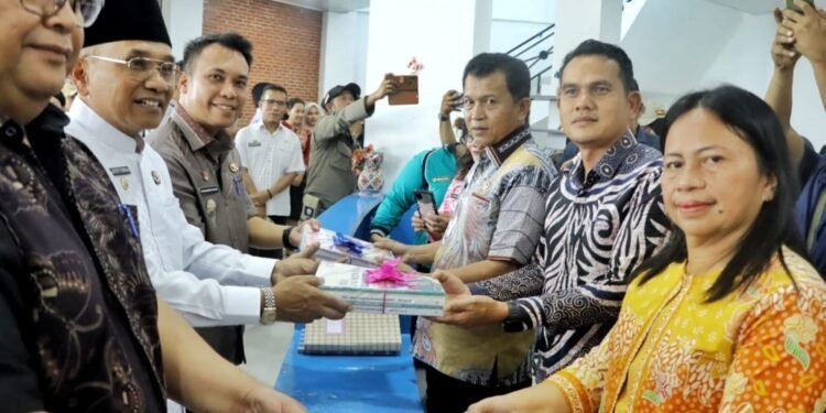 Bupati Simalungun Tegaskan Komitmennya Menjadikan Pelayanan Prima Sebagai Prioritas, Utamakan KTP dan KK