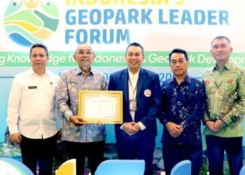 Bupati Simalungun Teken Deklarasi Komitmen Dukung Pengembangan Geopark dan Menerima Piagam Apresiasi Toba Caldera Unesco Global Geopark