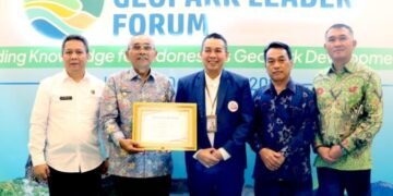 Bupati Simalungun Teken Deklarasi Komitmen Dukung Pengembangan Geopark dan Menerima Piagam Apresiasi Toba Caldera Unesco Global Geopark