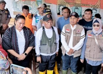 Dr H Anton Achmad Saragih Serahkan Bantuan Kemanusiaan Kepada Korban Bencana di Tapteng