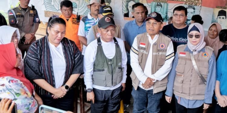 Dr H Anton Achmad Saragih Serahkan Bantuan Kemanusiaan Kepada Korban Bencana di Tapteng