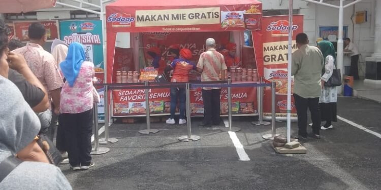 Mie Sedaap Hadir di Samsat Medan Selatan, Warga Wajib Pajak Dapat Mie Gratis