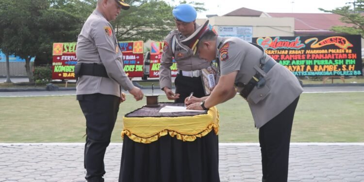 Kapolres Batu Bara AKBP Doly Nelson Pimpin Upacara Sertijab PJU dan Kapolsek Indrapura