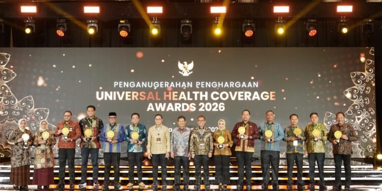 Komitmen Jamin Kesehatan Masyarakat, Bupati Batu Bara Raih Penghargaan UHC Pratama